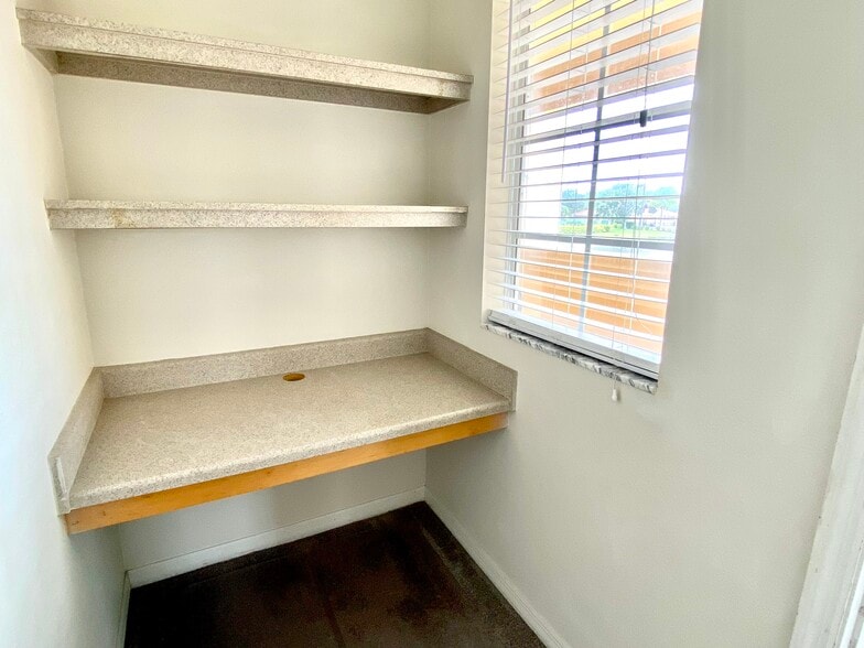 BONUS office/computer nook with lakefront views - 1025 Villagio Cir