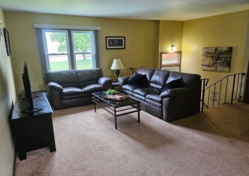 Building Photo - 1906 Refset Dr