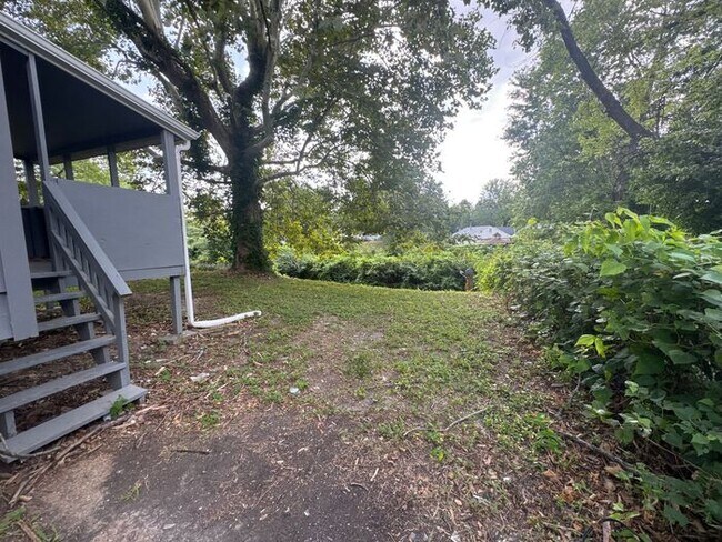 Building Photo - 3 bedroom 1 bathroom single-family