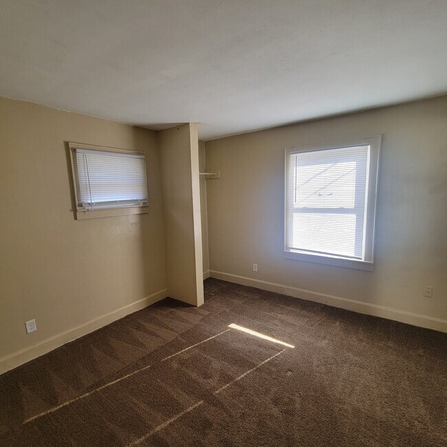 Building Photo - NEAR CHRISTIAN PARK 3BR/1BA HOUSE!