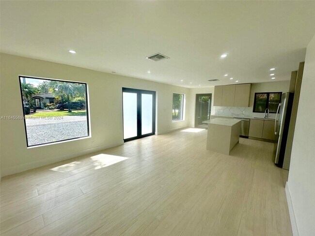 Building Photo - 1610 NE 17th Ave