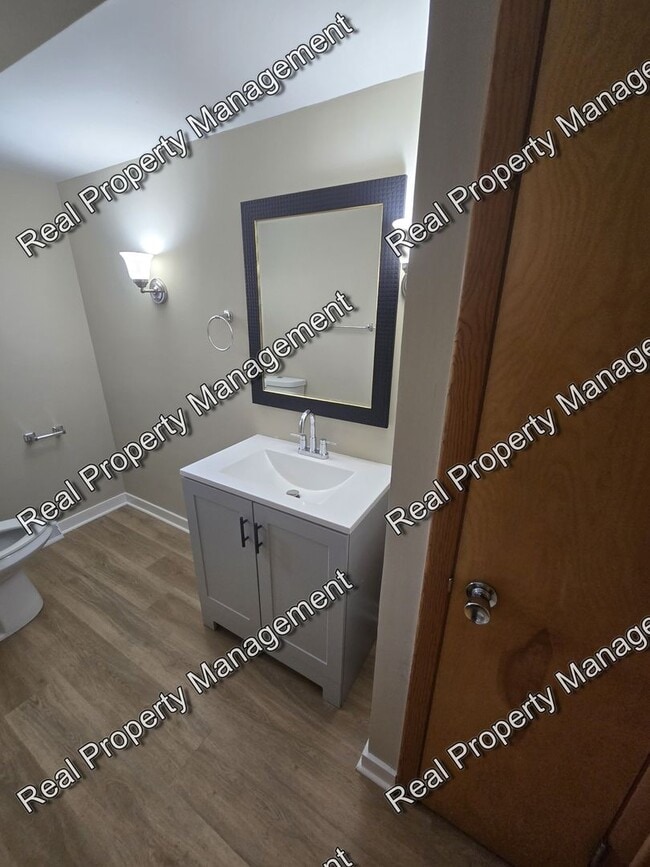 Building Photo - Three Bedroom Ranch