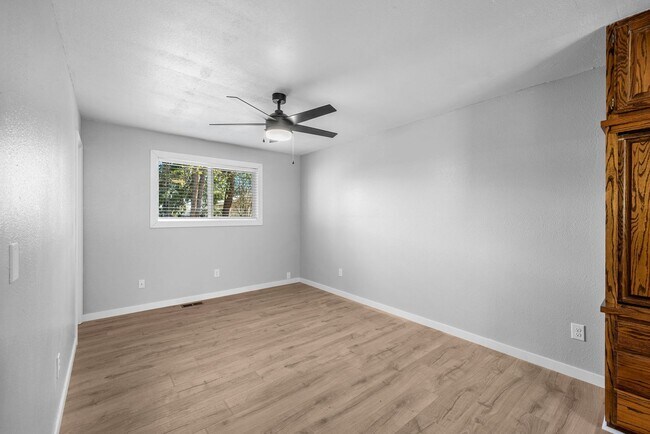Building Photo - 111 S Ridgewood Dr
