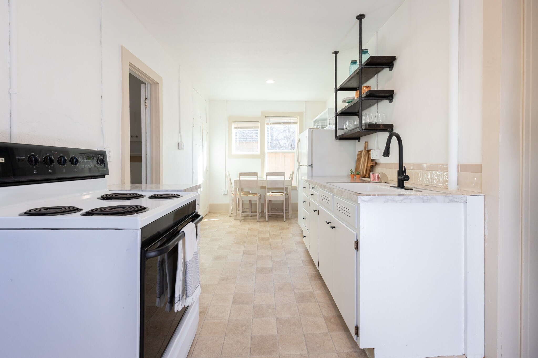 Building Photo - 105 E 2nd St