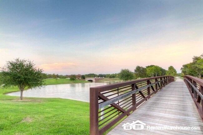 Building Photo - Stunning 3 bedroom, 2 bath in ideal location!