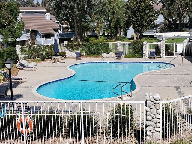 Building Photo - 26914 Rainbow Glen Dr