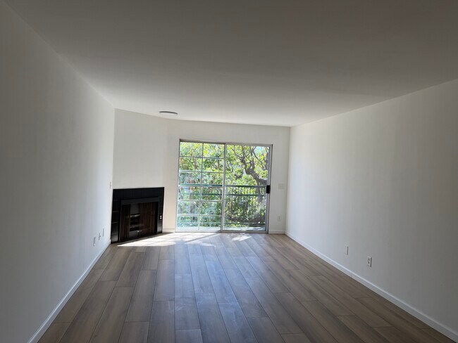 Building Photo - 901 S Sherbourne Dr