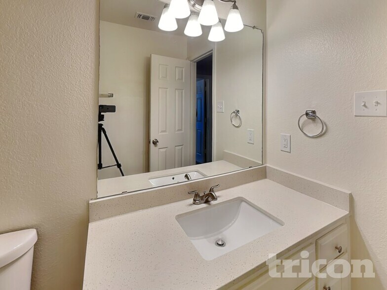 Building Photo - 5005 Vaquero Dr