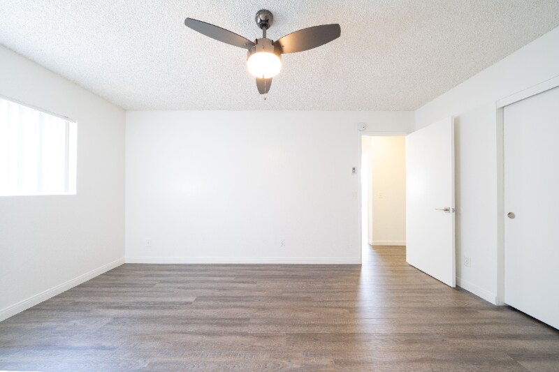 Building Photo - 800 E Bobier Dr