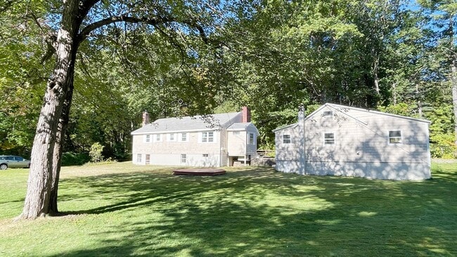 Building Photo - 3 BR House on a Lake 1.5 Baths