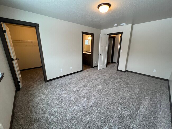 Building Photo - 12685 N Cavanaugh Dr