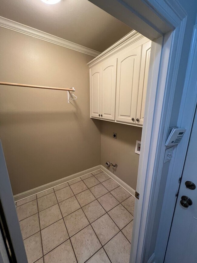 Building Photo - 10513 Plum Creek Dr