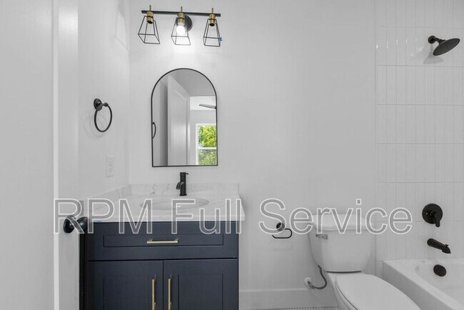 Building Photo - 1241 N Avondale Cir