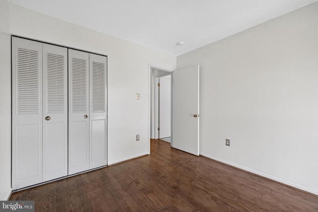 Building Photo - 9250 Three Oaks Dr