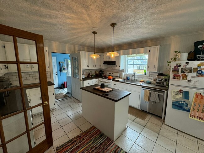Building Photo - Updated 3bed/2bath House with Older Charm!