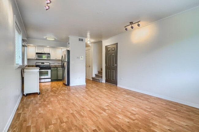 Building Photo - 3 Bed / 2 Bath Capitol Hill Condo | 2 Parking Spaces | Balcony | Walk Score 95 "Free April Rent"