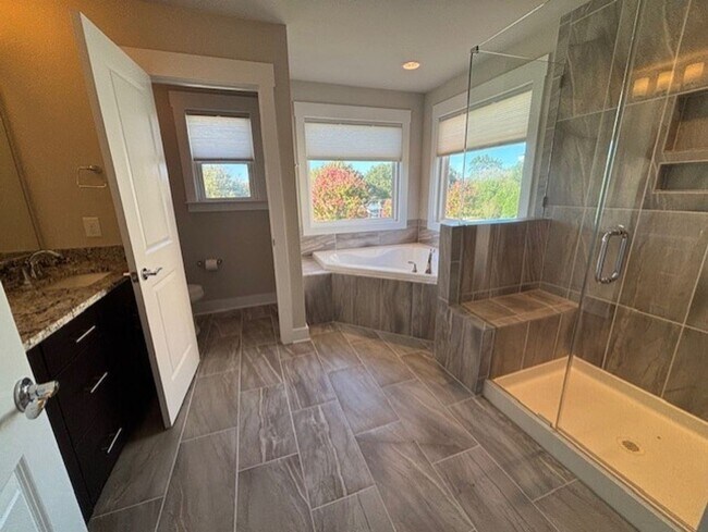 Building Photo - Stunning 5 Bed/4 Bath Home - Water View - ...