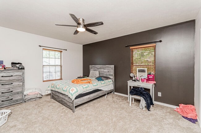 Building Photo - Spacious single family home