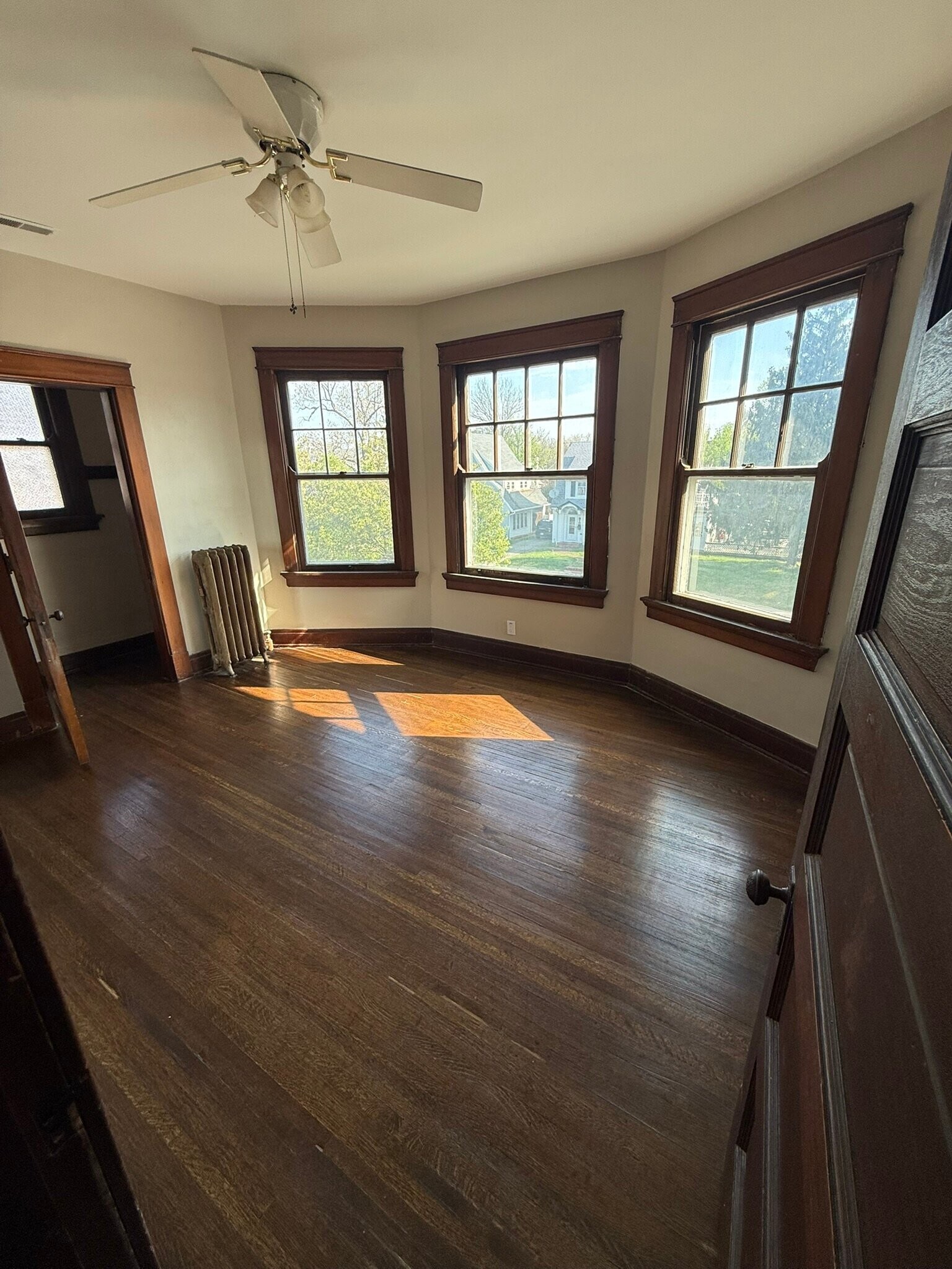 Building Photo - 907 Main St