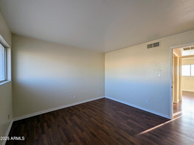 Building Photo - 2233 W Farmdale Ave