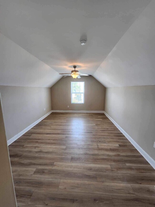 Building Photo - 215 Leadoff Dr