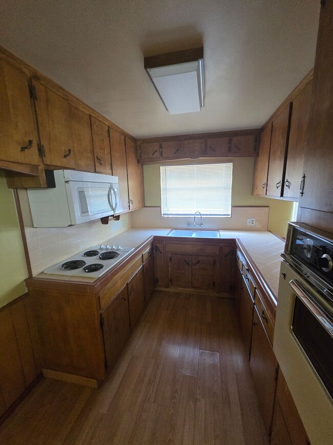 Building Photo - Adorable 3 Bedroom Home