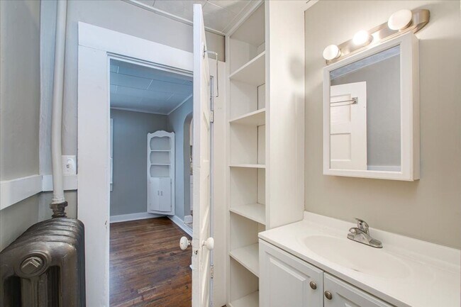 Building Photo - Adorable Guest Cottage in the North End!