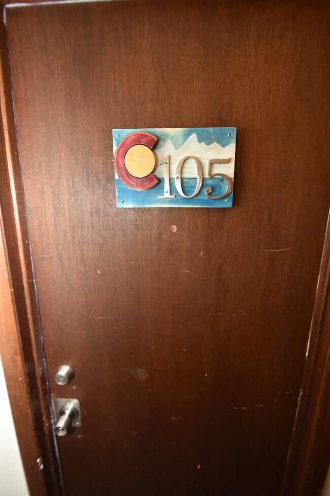 Building Photo - 833 Straight Creek Dr