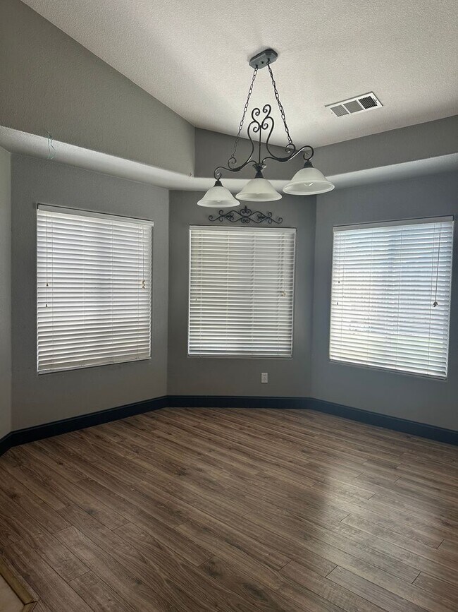 Building Photo - Cozy home in well established neighborhood...