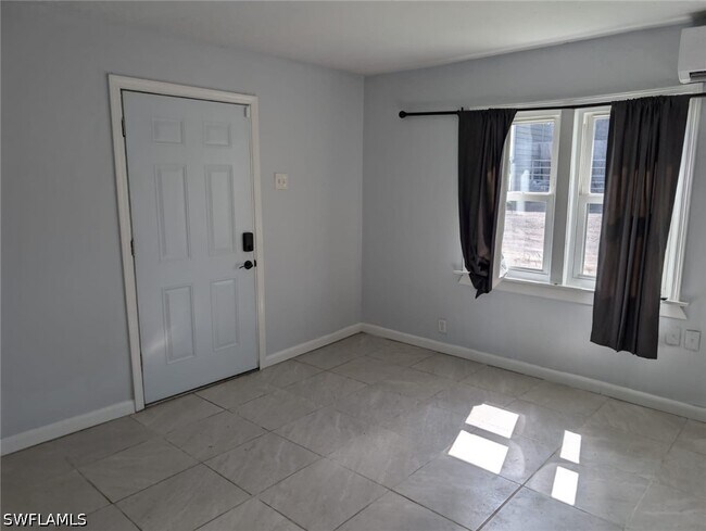 Building Photo - 111 E Palmetto Ln