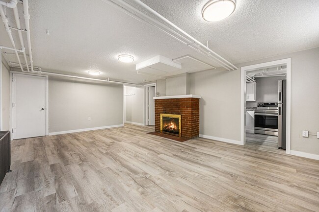 Building Photo - Spacious 1/BR Lower Level Unit- $799- Off ...