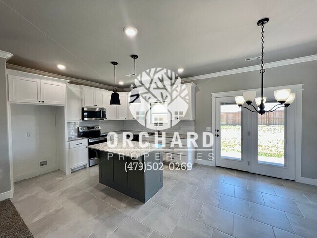 Building Photo - Single Family Home - Open-Concept Cedarwoo...