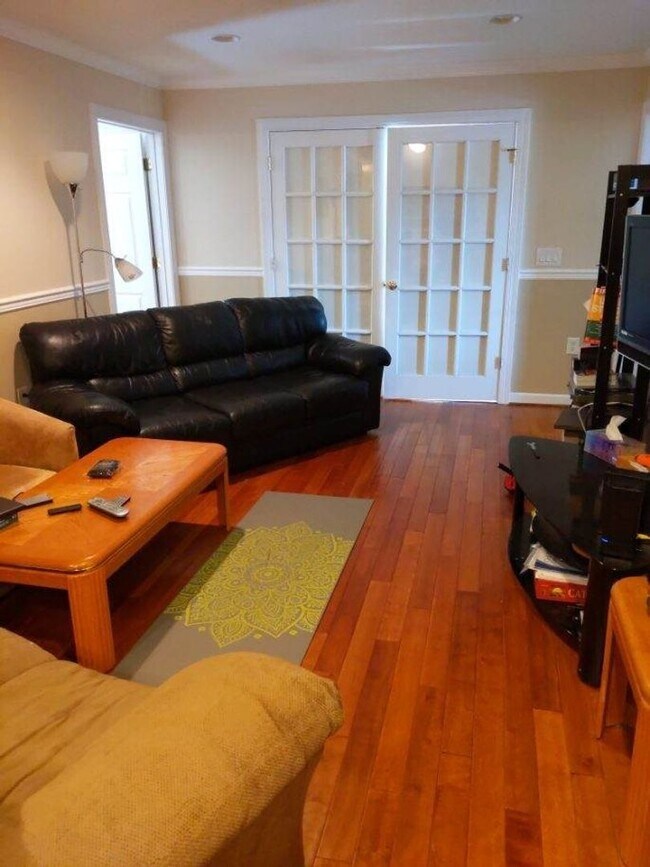 Building Photo - 3 Bedroom, 3 Bath condo! Walking distance ...