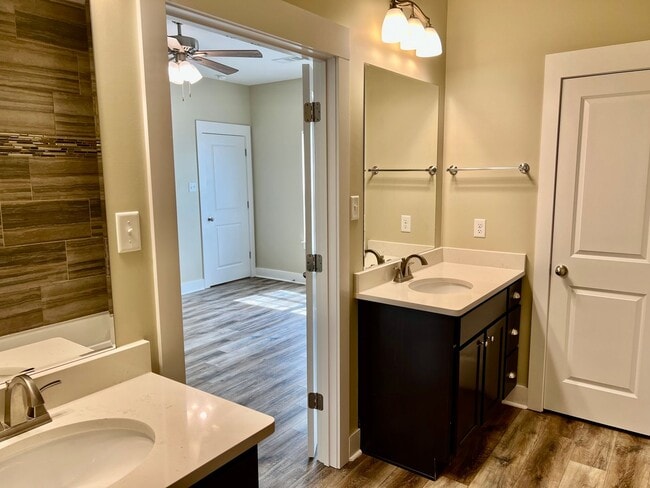 Building Photo - For Rent - 4 Bedroom, 2 Bath, Valley View!