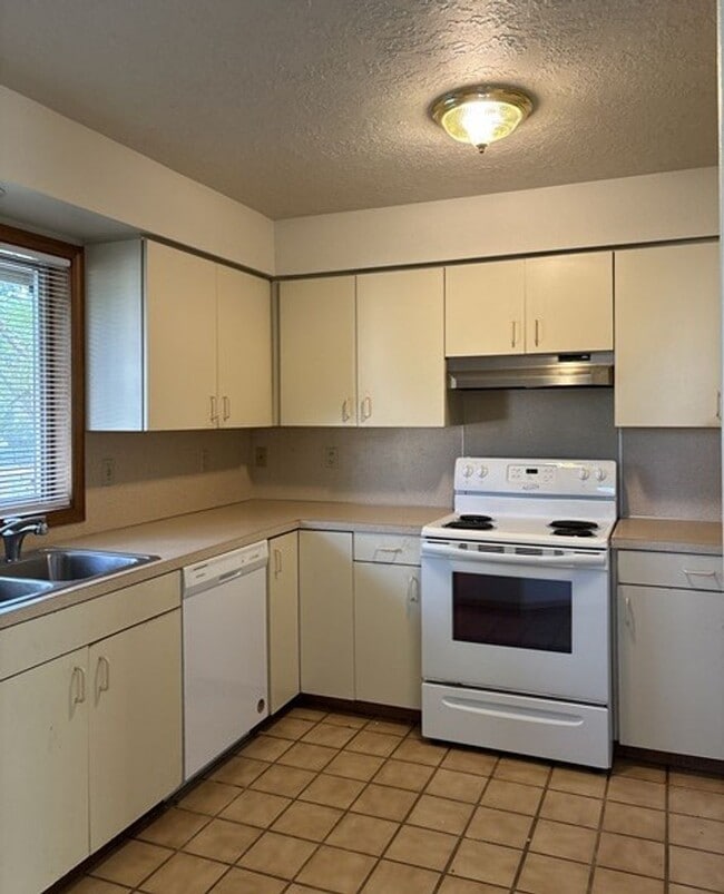 Building Photo - 2Bd/2Ba Two-Story Home - Available Soon!