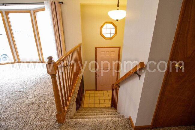 Building Photo - Must See! Well maintained 3 Bedrooms 2.5 B...