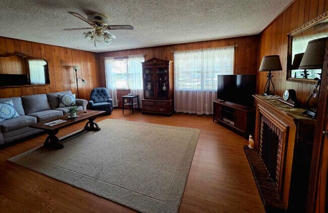 Building Photo - 102 S Claire Dr