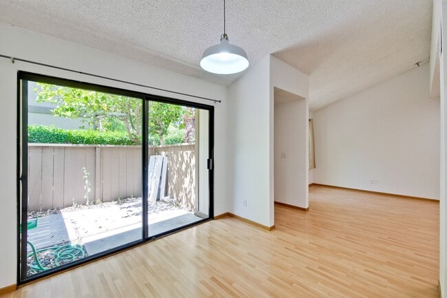 Building Photo - Beautifully Remodeled 3BR 2.5BA Townhouse in Great Community in Mountain View