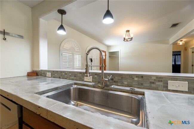 Building Photo - 625 Creek Dr