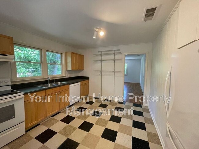 Building Photo - 824 San Antonio Dr NE