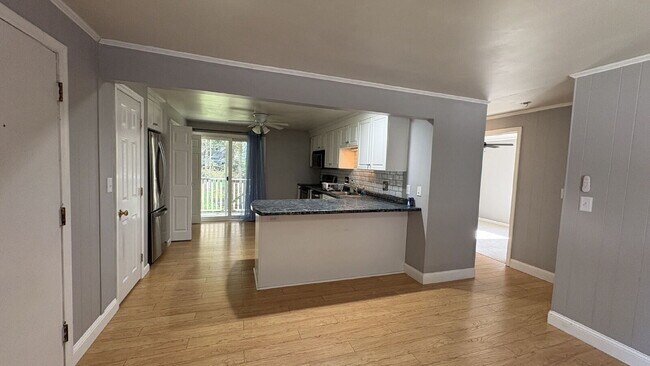 Building Photo - Bright & Sunlit 2nd-Floor Unit in Peaceful Kittery Setting!