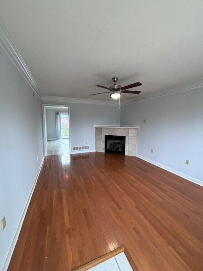 Building Photo - 117 Croghan Way