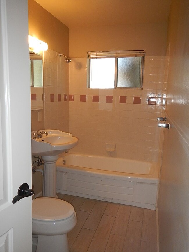 Building Photo - Charming 4Bed 2 Bath in great family neigh...