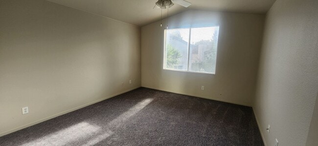 Building Photo - 3 Bedroom 2.5 bsthroom home in Gated Elk Grove Communtiy