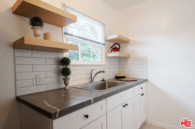 Building Photo - 823 Highland Ave