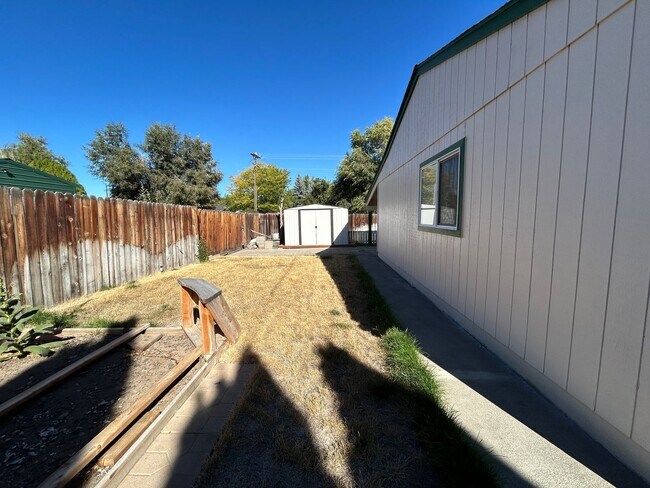 Building Photo - 4 Bedroom / 2 Bathroom Home in SW Redmond