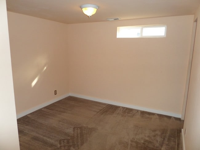Building Photo - Super Cute & Renovated 3-Bedroom Cottage i...