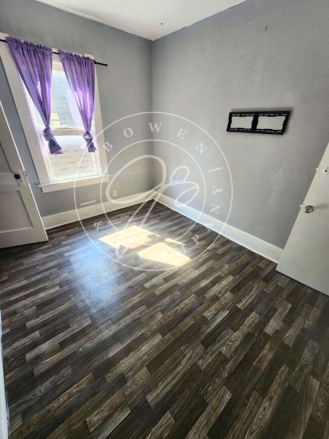 Building Photo - Spacious 3 bed with bonus room and shower ...