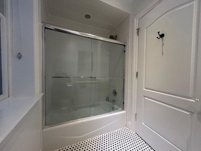 Building Photo - 94 Walnut St