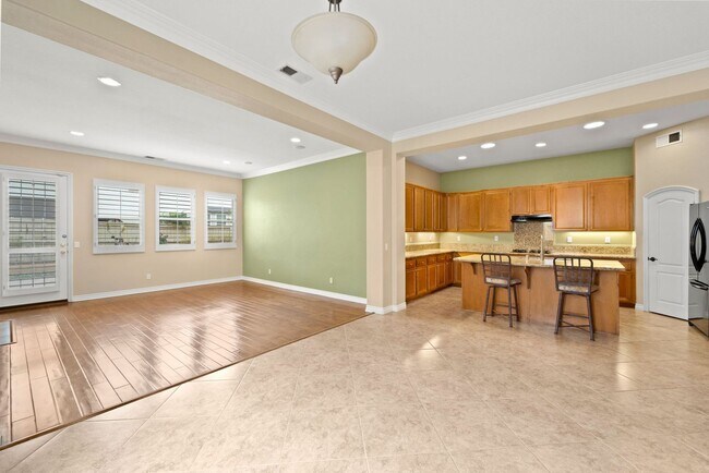 Building Photo - Beautiful & Spacious Single Level Eastlake...